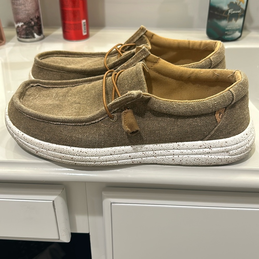 Size 10 tan lamo loafers like new